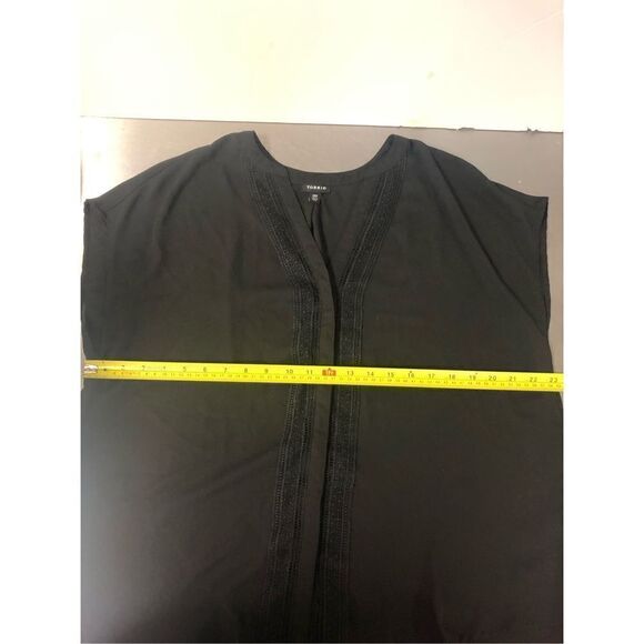 Torrid Women’s Black Lace Hidden Button Up V Neck Blouse Size 00 / 10 / Medium/L - Picture 3 of 8
